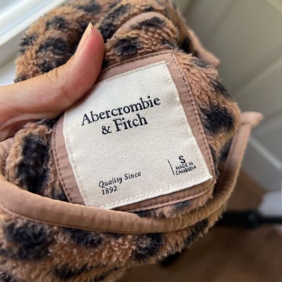 Abercrombie & Fitch Leopard Print Fleece Pullover with Quilted Detail Half-Zip - Picture 5 of 6